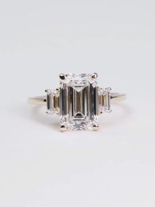 Anillo de Compromiso de Diamante Cultivado en Laboratorio con Corte Esmeralda de Lujo VVS Diam de 2.00 Ct, Oro Amarillo de 18K/14K/10K, Joyería Nupcial Solitario de 3 Piedras - Product Image 2