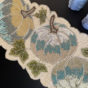 Chemin de table et set de table faits main, brodés, design de luxe, forme personnalisée, motif feuille de citrouille, écologiques et durables - Product Image 1