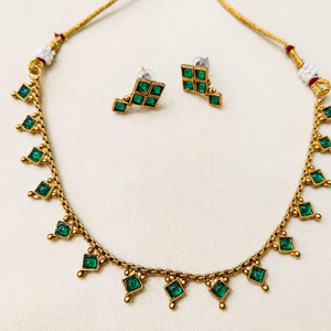 Ensemble de collier et boucles d'oreilles traditionnels en cristal vert et strass plaqué argent |   Tenue de mariage et de fiançailles ethnique indienne pour femmes - Product Image 2
