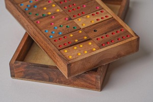 Juego de Dominó Doble Seis de Madera de Colores ILAHI, 28 Piezas, Ecológico, Tallado y Grabado, Diseño Antiguo, Caja Rectangular Alta de Madera - Product Image 5