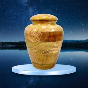 Urne funéraire en bois naturel avec finition artisanale décorative pour hommage commémoratif, cendres de crémation et présentation significative à la maison - Product Image 4