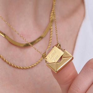 Regalo Romántico, Collar con Medallón de Corazón de Acero Inoxidable Chapado en Oro de 18K, Sobre Abrible - Product Image 3