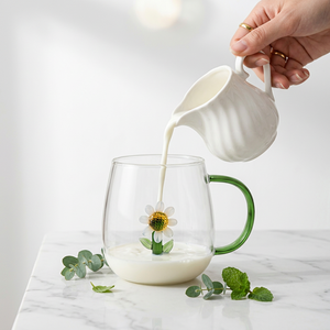 Vaso de Vidrio Transparente con Diseño de Margaritas y Asa Verde para Tiendas de Artículos para el Hogar, Minoristas de Artículos para el Hogar, Regalo Unisex - Product Image 3