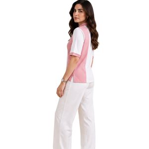 เสื้อโปโลสีชมพูและสีขาวสำหรับผู้หญิง พร้อมโลโก้ปัก และกางเกงขายาวสีขาวทรงกว้าง สไตล์ลำลองสมาร์ท เหมาะสำหรับชุดทำงานในองค์กร - Product Image 6