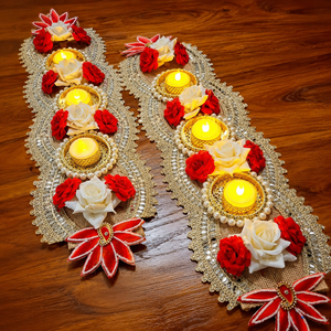 Camino de mesa hecho a mano para Diwali con rosas artificiales, encaje de perlas y base de arpillera para decoración de bodas y hogar. - Product Image 1