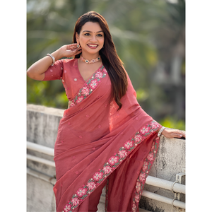 Sari de mariage brodé Coral Crush, motifs floraux multicolores et bordure en pointillés - Product Image 4