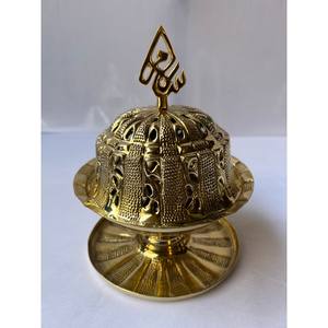 Quemador de incienso de metal bellamente elaborado que agrega un toque de elegancia atemporal a cualquier espacio, proporcionando una base segura y estable. - Product Image 3