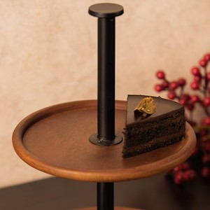 Support à gâteau moderne à deux niveaux en bois, avec des plateaux en bois naturel riche, une tige centrale en métal noir élégante et une poignée plate pour le service - Product Image 5