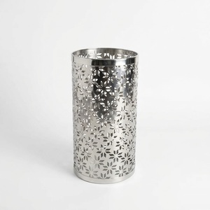 Soporte de metal moderno con diseño hueco para paraguas, soporte independiente para el vestíbulo del hotel, estante de almacenamiento para bastones y palos de senderismo - Product Image 1
