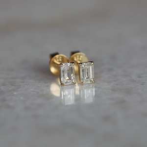 Boucles d'oreilles classiques rectangulaires en diamant taille émeraude, certifiées IGI, en or jaune massif, diamant solitaire étincelant créé en laboratoire CVD HPHT, pour mariage - Product Image 3
