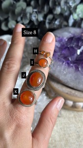 Anillo llamativo de resina con flores y purpurina, joyería artística de resina gruesa para mujeres preocupadas por la moda - Product Image 2