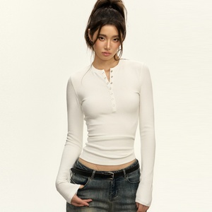 T-shirt blanc slim à col Henry pour femme, en tissu côtelé élastique, décontracté, pour l'automne, haut ajusté, sous-vêtement de base - Product Image 1