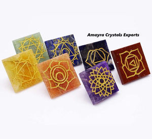 Ensemble de pyramides gravées avec symboles des 7 chakras AGATE, boîte en bois personnalisable, étanche, pierre naturelle, vente en gros, Amayra Crystals Exports - Product Image 3