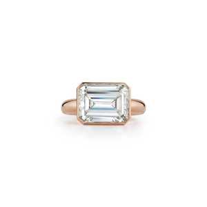 Anillo de Diamante Cultivado en Laboratorio con Corte Esmeralda de 5 Quilates, Engaste Horizontal, Oro Sólido de 14k, Anillo de Compromiso Solitario Moderno - Product Image 4