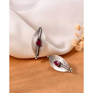 Boucles d'oreilles fines Meera Jaipur Godawan avec accents argentés - Product Image 2