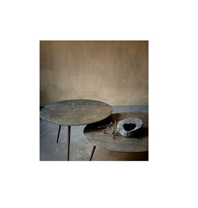 Mesa auxiliar metálica de diseño moderno y compacto, ideal para apartamentos. - Product Image 1