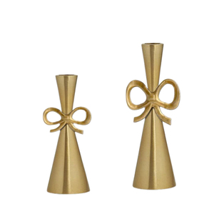 Ensemble de 2 bougeoirs nordiques en or brossé avec nœud, supports de bougies coniques en métal, centre de table moderne avec ruban - Product Image 1