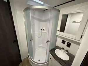 Roulotte de camping légère avec cuisine et chambre pour 4 à 6 personnes, capacité de charge de 1000 kg, remorquage facile, consommation de carburant économique, camping confortable - Product Image 5