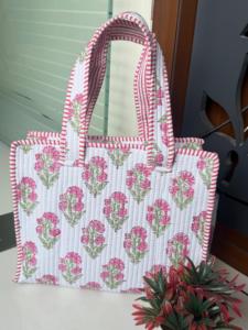 Sac fourre-tout en coton réutilisable à imprimé floral fait main, élégant et tendance pour femme, sac à bandoulière matelassé et lavable pour le shopping - Product Image 5