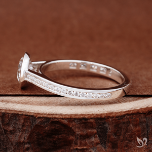 Bague de fiançailles classique 1,00 ct, diamant de laboratoire certifié IGI, taille ronde, sertissage moderne en clos avec bande de diamants en or blanc - Product Image 2
