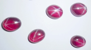 Rubis étoilé transparent ovale 11x14 mm 10 carats, cabochon poli créé en laboratoire avec effet étoile à 6 branches pour la fabrication de bijoux - Product Image 2