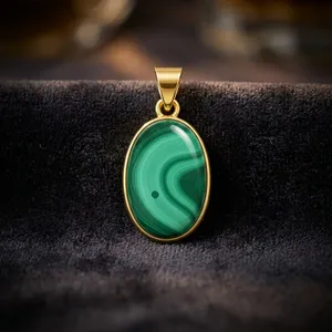 HA Gems พลอยมาลาไคต์สีเขียวธรรมชาติ ชุบทองบนเงินแท้ ดีไซน์ทรงรีแบบคลาสสิก ประดับขอบเพชร จี้สำหรับผู้หญิง เครื่องประดับสำหรับใช้ในชีวิตประจำวัน - Product Image 1