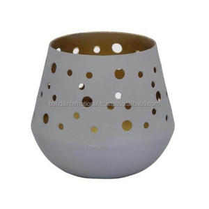 Bougeoirs votifs ronds en fer avec revêtement intérieur en or et extérieur en poudre blanche fini pour l'éclairage de la décoration intérieure - Product Image 6