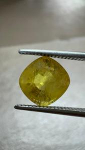 Jai Narayan Gems Saphir Jaune Naturel de Bangkok Certifié GIA 4.18 Ct, Taille Coussin, Pierre Précieuse Jaune Doré Libre pour Bagues et Pendentifs - Product Image 2