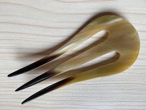 Fourche à cheveux en corne de bœuf naturelle écologique, forme irrégulière, imitation antique polie, artisanat naturel durable par Curio Craft - Product Image 6