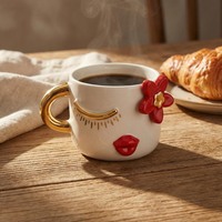 Mug en céramique tendance avec lèvres de fleur rouge et design cils dorés – Tasse à café fantaisie, cadeau original