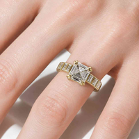 Bague en or jaune pour femme avec diamant taille Asscher et pierres latérales, style de fiançailles de luxe