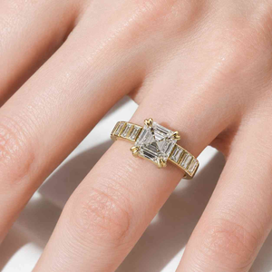 Bague en or jaune pour femme avec diamant taille Asscher et pierres latérales, style de fiançailles de luxe - Product Image 3