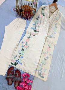 Lanzamiento del Nuevo y Elegante Conjunto de Fiesta de Diseñador: Vestido Largo de Corte Regular con Estampado de Vidrio Romano y Dupatta, Sin Arrugas y Reversible - Product Image 4