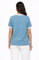 T-shirt pour femme bleu ciel avec bordure contrastée – Haut décontracté à manches courtes en coton premium, coupe classique, avec col et manches côtelés blancs