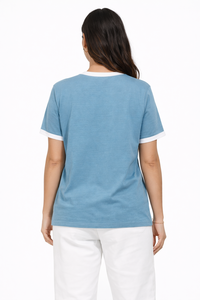 T-shirt pour femme bleu ciel avec bordure contrastée – Haut décontracté à manches courtes en coton premium, coupe classique, avec col et manches côtelés blancs - Product Image 3