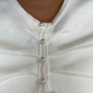 ชุดเซ็ตถักนิตติ้ง 3 ชิ้น สีขาว สำหรับผู้หญิง แบรนด์ Jack and Jill ประกอบด้วยกระโปรงสูทสุดหรู พร้อมเสื้อคลุม เหมาะสำหรับงานพิธีการ งานโบสถ์ หรือโอกาสพิเศษ  ชุดแฟชั่นสไตล์บูติก - Product Image 2