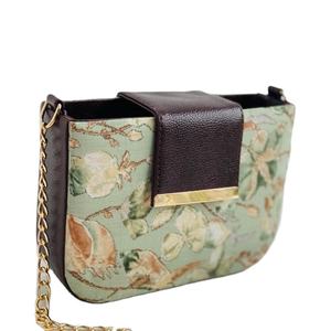 Sac bandoulière mini vintage moderne Sage Blossom, imprimé floral, chaîne dorée, garniture en cuir vegan, souple, durable, sacs à main décontractés - Product Image 1