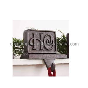 Ensemble de trois porte-bas Ho Ho Ho en fonte Trois porte-bas Ho Ho en fonte. Peut contenir un bas de taille normale. - Product Image 1