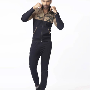 ชุดกีฬาลายพรางสำหรับผู้ชาย 2 ชิ้น เสื้อฮู้ดและกางเกงจ็อกเกอร์ ชุดลำลองสไตล์สตรีทแวร์ พร้อมแถบสีตัดกัน - Product Image 6