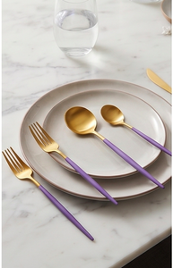 Ensemble de couverts modernes plaqués or avec manches violettes, compatibles lave-vaisselle, pour utilisation sur table de mariage - Product Image 4