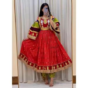 ชุดเดรสอัฟกันคูชีสีแดงสดหลากสี พร้อมดีเทลแขนเสื้อแบบโชว์ไหล่ และงานปักลายทองอย่างประณีต โดดเด่นด้วยลวดลายแบบดั้งเดิม - Product Image 2