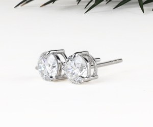OM GEMS Paire de clous d'oreilles en diamant de laboratoire, clous Martini à 3 griffes, en or 14K, pour femme, solitaires, vente en gros - Product Image 4