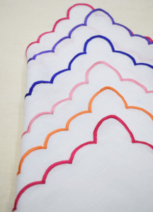 Serviette de table en lin de haute qualité à bord festonné, serviette en lin brodée à la main, décoration de table pour mariage et fête - Product Image 6