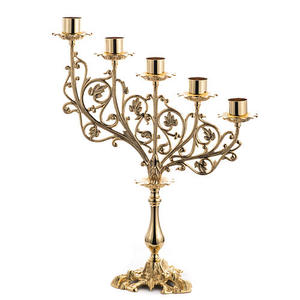 Support de bougie en métal au design antique, finition dorée, avec base sur pieds, pour la décoration de fêtes, usage en église, hôtel. - Product Image 1