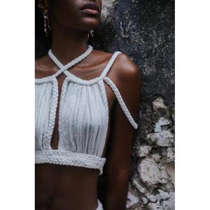 Haut court d'été pour femme, style bohème, blanc, tricoté, dos nu, avec détails à pompons, sans manches, respirant, couleur unie, débardeur tendance - Product Image 2