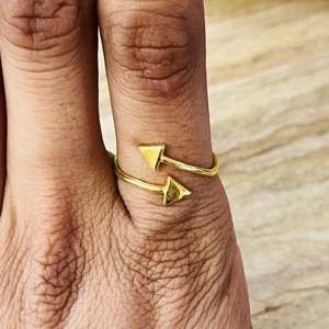 Anillo de Flecha de Latón de Última Moda, Joyería Minimalista para Mujer, Chapado en Oro de 18k, Estilo Bohemio, Delicado y Geométrico, Venta al por Mayor - Product Image 4