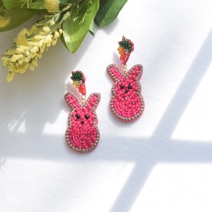 Boucles d'oreilles pendantes de qualité supérieure, motif lapin perlé, avec pompon, pour femmes et filles, idéales pour Pâques, fabrication artisanale - Product Image 2
