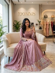 Conjunto de Vestido de Seda Chinon con Mangas Latkan, Pantalón con Lentejuelas Bordadas y Dupatta, Atuendo Festivo de Diseñador - Product Image 3