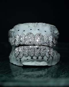 Joyería Fina Hip Hop: Set de Grillz para Luna de Miel con Diamantes, Grillz para Dientes Personalizados con Moissanita VVS y Piedra Central Grande - Product Image 1