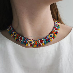 Collier de broderie de perles de verre de qualité supérieure accessoire artisanal pour les événements formels, les cadeaux et le style de la mode - Product Image 1